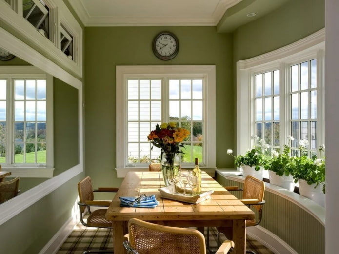 غرفة طعام بألوان خضراء