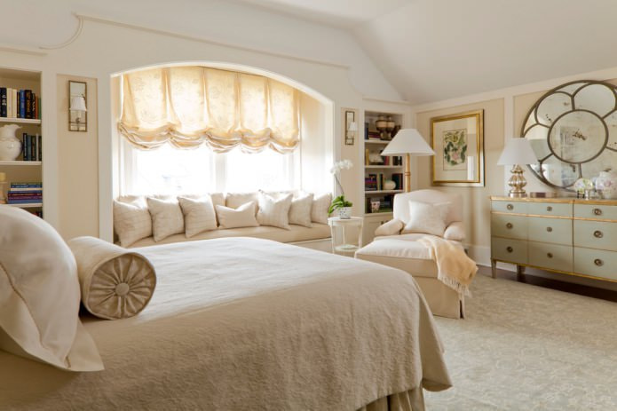 cortines franceses de color beix al dormitori