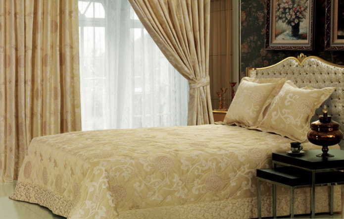 rideaux en satin assortis avec un couvre-lit