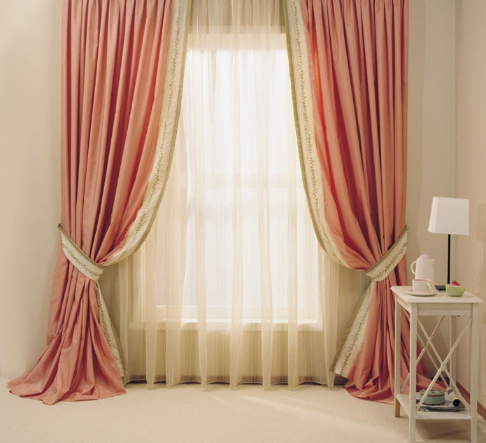 rideau beige avec des rideaux roses
