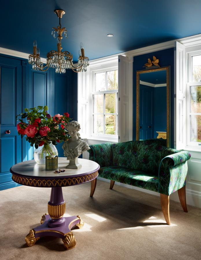 niebieski sufit w pokoju w stylu klasycznym