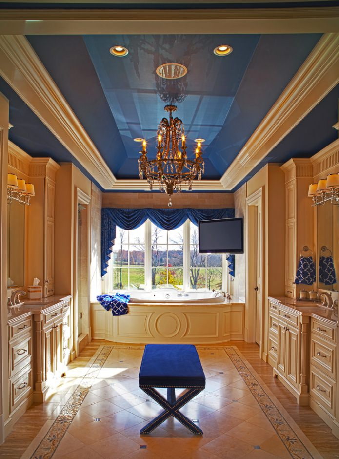 klasický modrý strop v koupelně