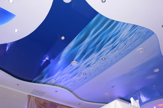 modrý strečový strop s tiskem fotografií
