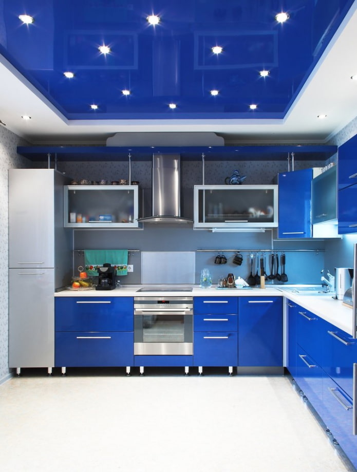 mėlynos įtemptos lubos virtuvėje