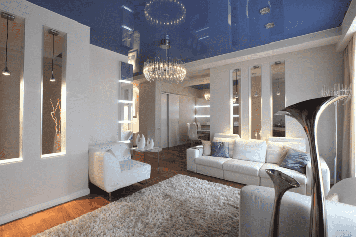 modrý strečový strop v obývacím pokoji