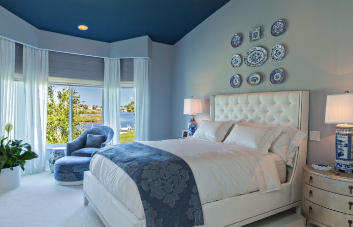 blauw plafond in de slaapkamer