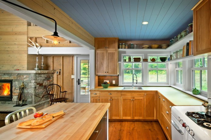 landelijke keuken met blauw houten plafond