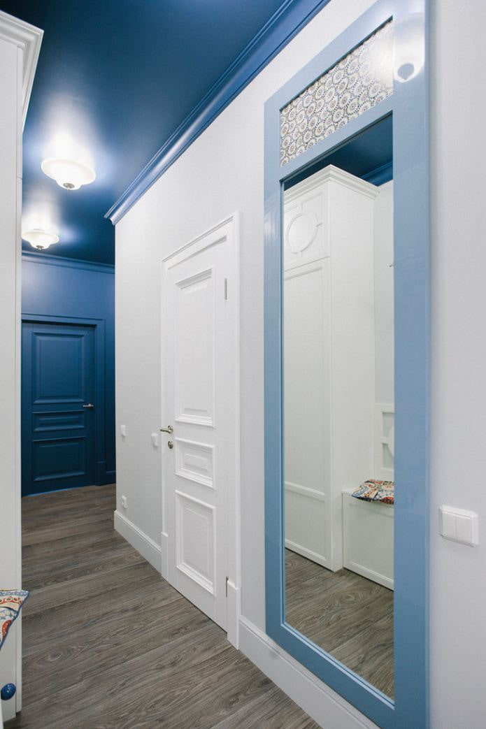 Koridors ar ziliem griestiem