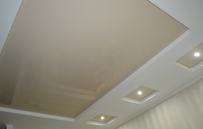 Plafond blanc et beige à deux niveaux