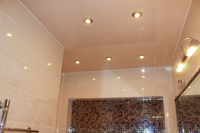 plafond beige dans la salle de bain