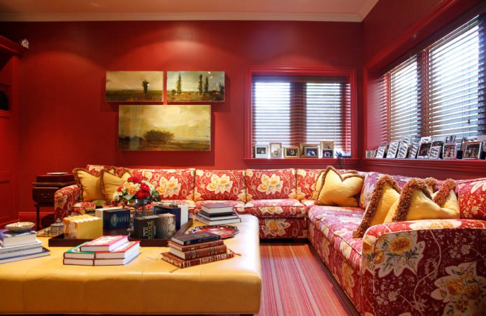 Punainen ja keltainen kuviollinen sohva
