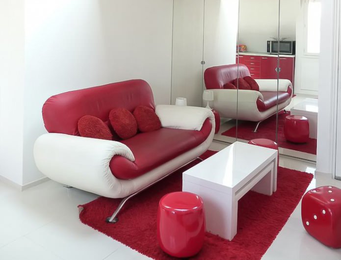 Punainen ja valkoinen sohva