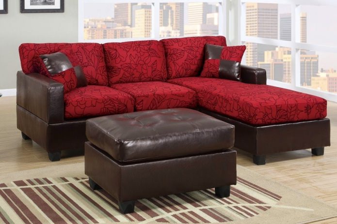 Czerwono-brązowa sofa