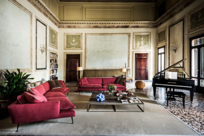 bordowa klasyczna sofa