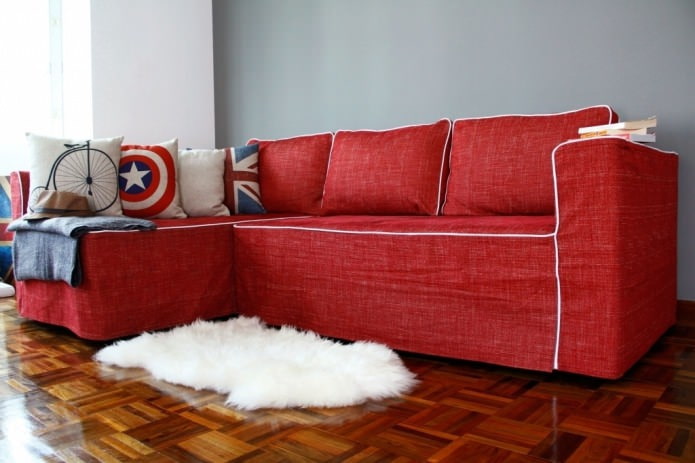 czerwona matowa narzuta na sofę