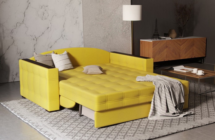 saliekamais dīvāns dzeltenā krāsā interjerā