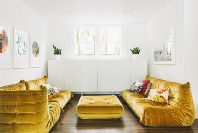 interjere auksinės spalvos sofa