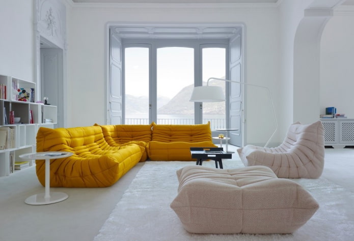 dīvāns koši dzeltenā krāsā interjerā