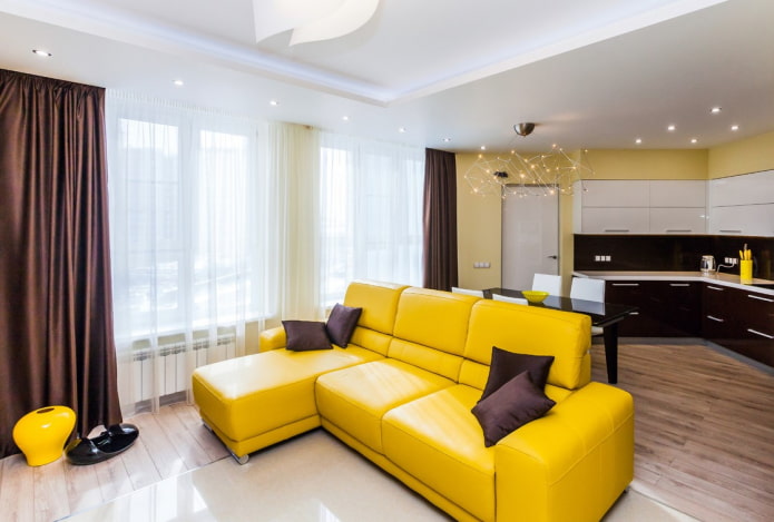 kombinasi sofa kuning dengan bantal