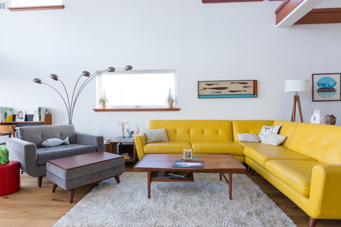 dzeltens dīvāns ar ādas apdari interjerā