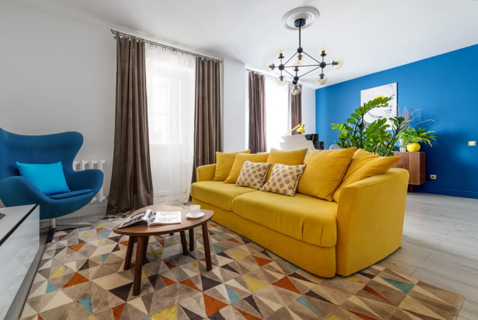 canapea galbenă în sufragerie