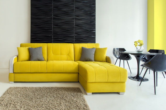 dzeltens dīvāns ar interjeru