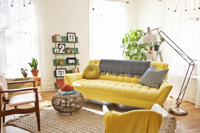 sisätiloissa suora keltainen sohva