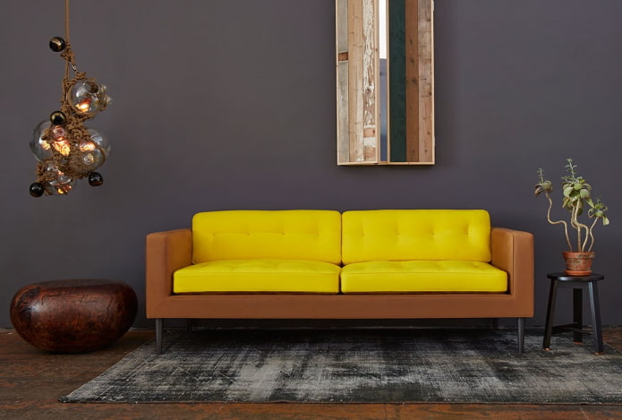 sofa dengan warna kuning-coklat di pedalaman