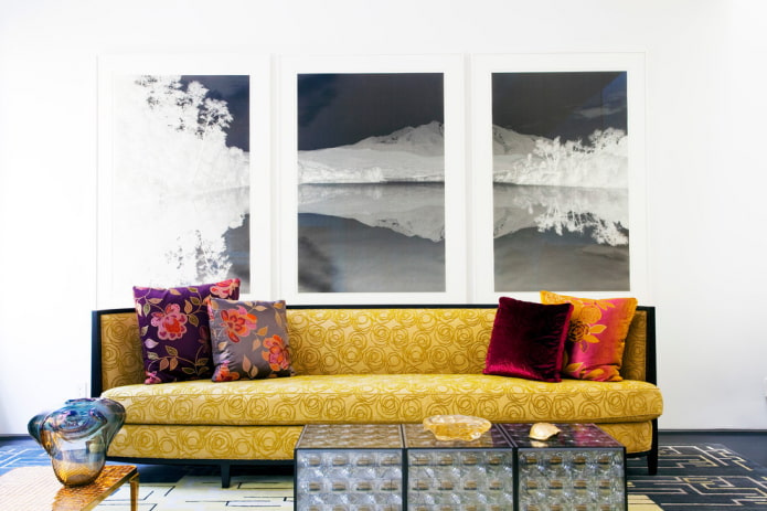 gul sofa med mønstre i interiøret