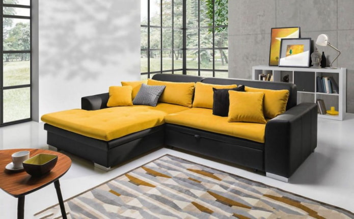 melns un dzeltens dīvāns interjerā