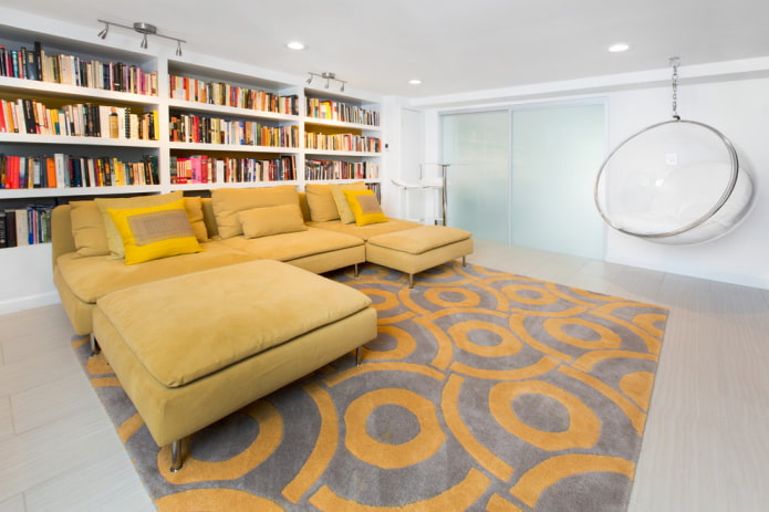 interjerā smilšu krāsas dīvāns