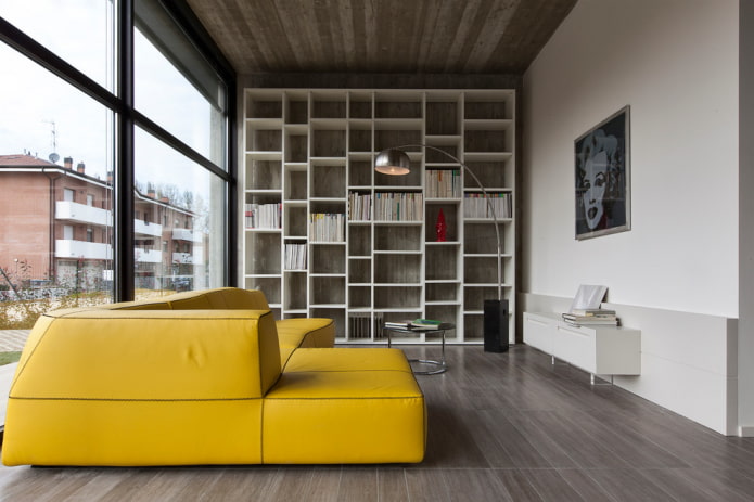 gul sofa i stil med minimalisme