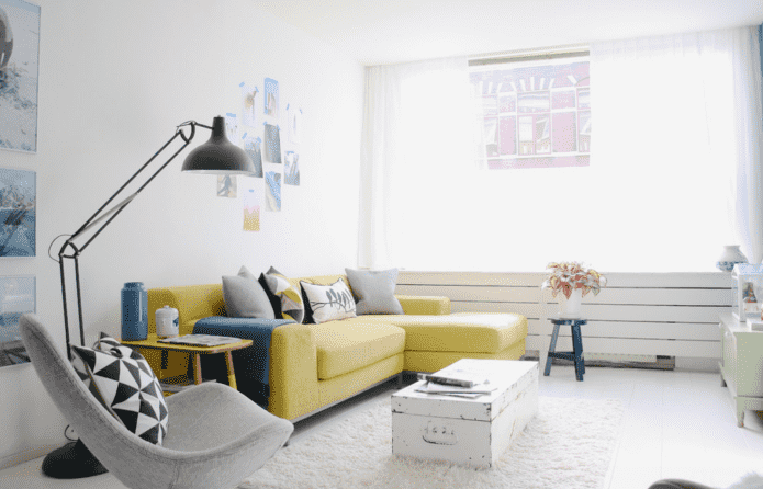 gul sofa i skandinavisk stil