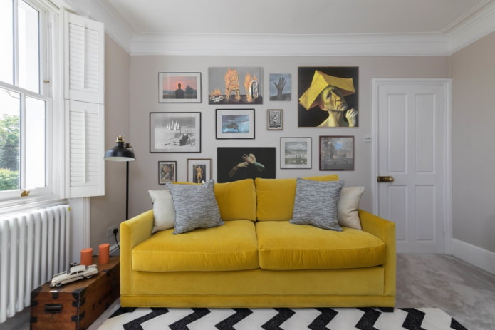 dzeltens dīvāns ar auduma apdari interjerā