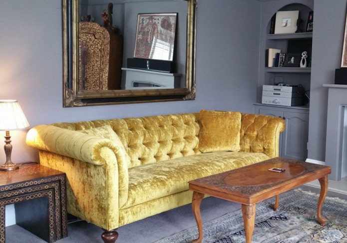 κίτρινος καναπές chesterfield στο εσωτερικό