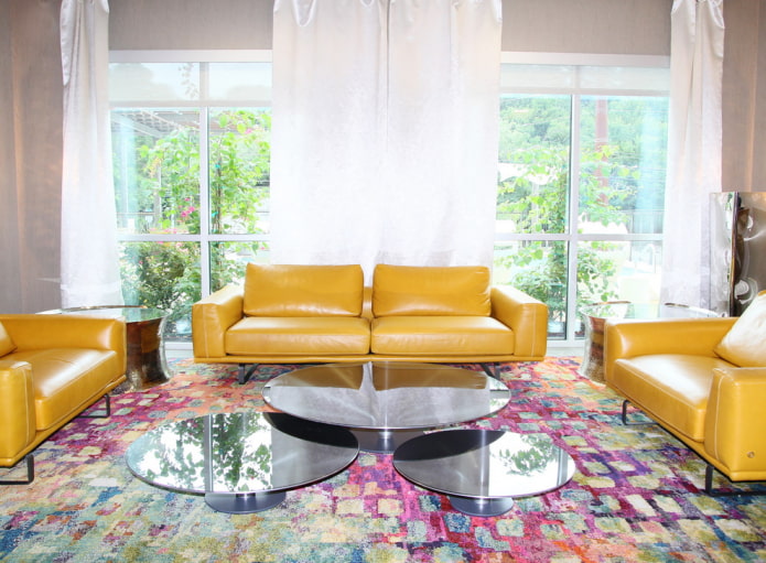 gul sofa med læderbetræk i interiøret