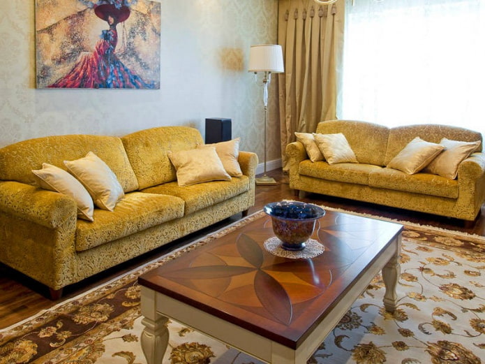 keltainen sohva klassiseen tyyliin