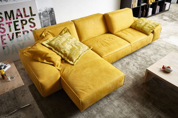 sofà modular groc a l'interior