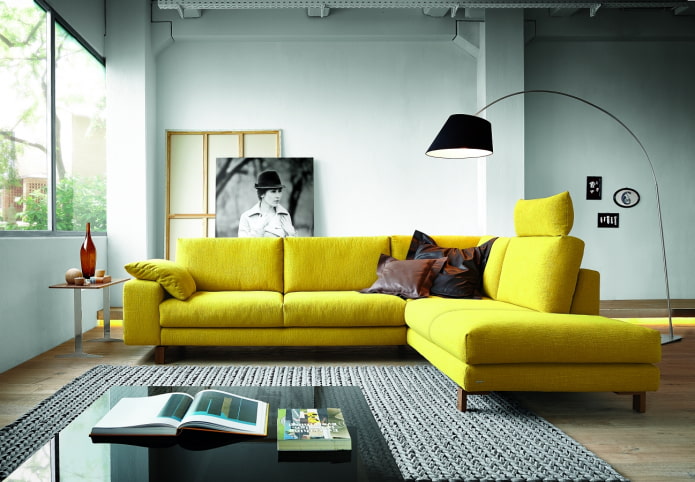 didelė geltona sofa interjere