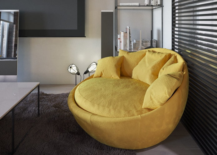oval gul sofa i interiøret