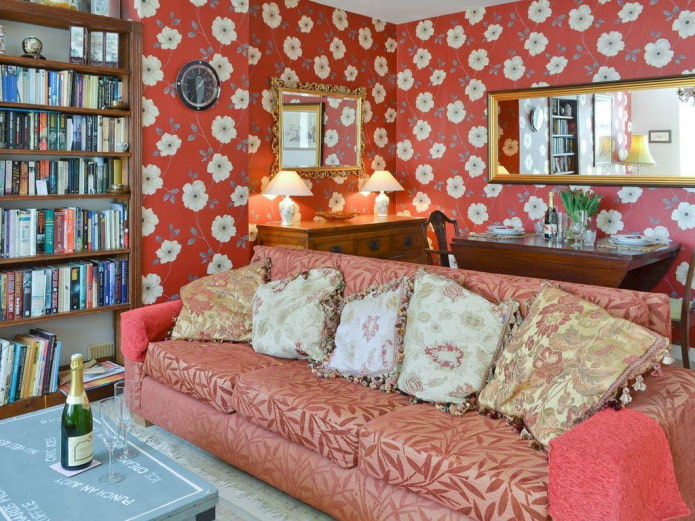 interiér obývacího pokoje s květinovými tapetami