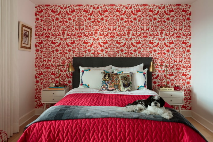 Yatak odasında kırmızı ve beyaz duvar kağıdı