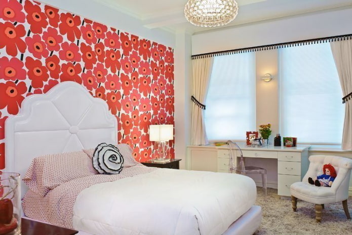 ľahký nábytok v spálni so vzorovanou tapetou