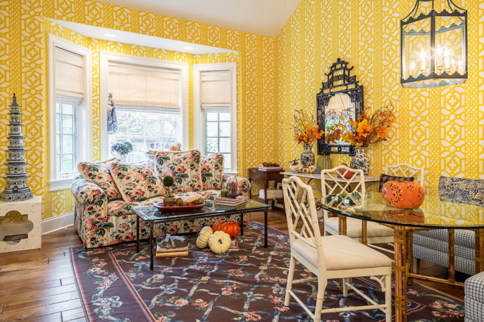 غرفة معيشة مع زخرفة جدارية باللون الأصفر الفاتح