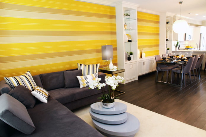 gestreept geel behang in woonkamer