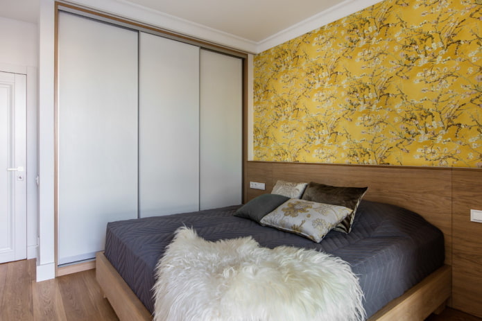 yatak odasında sarı vurgulu duvar