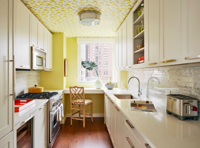 żółta tapeta na suficie w kuchni