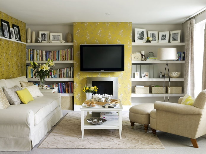 kombinace žluté a béžové tapety v obývacím pokoji