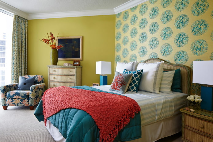 Guļamistabā dzelteni tirkīza krāsas tapetes