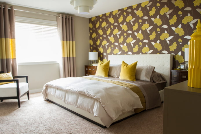 Żółto-brązowa tapeta w sypialni